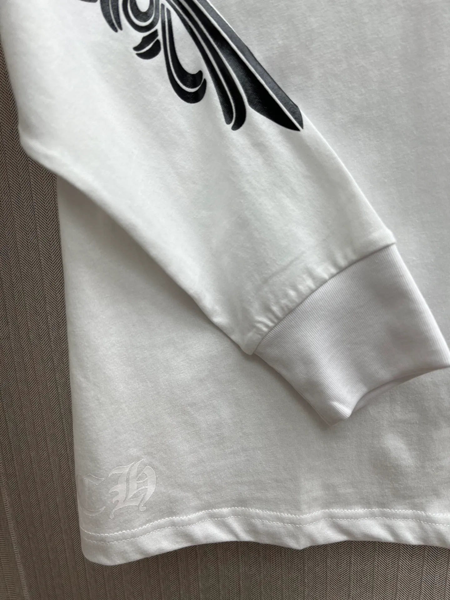 🅿️350 Croix Heart 25SS Graffiti Limited Long Sleeve. The fabric is made of 26-woven 220g cotton. The printing is ink printing. Customized accessories. Code number: S.M.L.